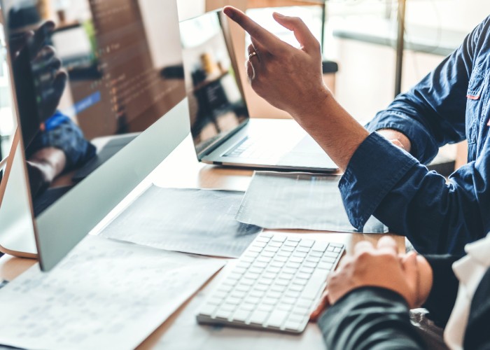 Profesionales trabajando con tecnología